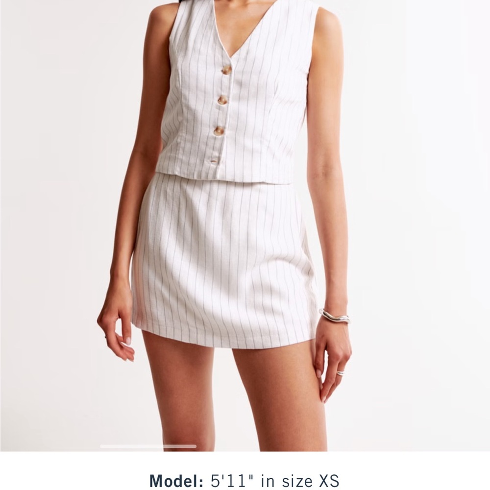 The A&F Scarlett Linen-Blend Mini Skort